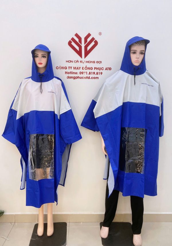 Áo mưa xanh lam phối trắng quảng cáo đồng phục – Bảo vệ thương hiệu dưới mọi cơn mưa Trong thời tiết mưa gió thất thường, áo mưa không chỉ đơn thuần là vật dụng che chắn mà còn là phương tiện quảng bá thương hiệu vô cùng hiệu quả. Với mẫu áo mưa đồng phục màu xanh lam phối trắng, doanh nghiệp không chỉ giúp nhân viên di chuyển thuận tiện mà còn tạo nên hình ảnh chuyên nghiệp, đồng bộ và dễ nhận diện trong mắt khách hàng. Mẫu áo mưa quảng cáo này đang được nhiều doanh nghiệp tin dùng vì thiết kế trẻ trung, gam màu thương hiệu dễ nhìn và khả năng hiển thị logo tốt – lý tưởng cho các chiến dịch marketing ngoài trời. 1. Thiết kế nổi bật – Màu sắc thương hiệu Màu xanh lam phối trắng là sự kết hợp hài hòa giữa sự mát mẻ, thân thiện của màu lam và sự tinh khiết, rõ ràng của màu trắng. Phần phối trắng thường được đặt ở ngực hoặc tay áo giúp làm nổi bật phần in logo. Thiết kế này không chỉ đẹp mà còn tăng khả năng gây chú ý khi người dùng di chuyển trên đường phố, đặc biệt trong điều kiện trời âm u. Phom dáng áo mưa dạng cánh dơi hoặc áo mưa bộ đều có thể tùy chỉnh theo yêu cầu doanh nghiệp, đảm bảo phù hợp với môi trường làm việc và tệp khách hàng mục tiêu. 2. Chất liệu cao cấp – Chống thấm tuyệt đối Áo được may từ vải PVC hoặc vải dù cao cấp, có khả năng chống nước 100%, không bị dính vào người, nhẹ, dễ gấp gọn và đặc biệt bền khi sử dụng ngoài trời thường xuyên. Bề mặt vải láng mịn, dễ vệ sinh, không bám bẩn, giúp giữ cho áo luôn sạch sẽ dù sử dụng lâu dài. Đường may chắc chắn, có dán keo chống thấm ở các vị trí dễ bị rò nước như vai, đường nối tay áo, nón… giúp tăng độ bền và hiệu quả che mưa. 3. In logo quảng cáo nổi bật – Hiển thị rõ ràng khi di chuyển ATD sử dụng công nghệ in chuyển nhiệt – in lụa – in decal ép nhiệt phù hợp từng loại vải, giúp logo in lên rõ nét, màu chuẩn thương hiệu và bền màu sau thời gian sử dụng dài. Bạn có thể đặt in logo ở nhiều vị trí như: trước ngực, sau lưng, tay áo hoặc phía trước nón để tăng độ phủ sóng hình ảnh doanh nghiệp. Logo càng được đặt ở vị trí dễ nhìn thì càng dễ để thương hiệu bạn xuất hiện trong tâm trí người đi đường – một dạng quảng cáo ngoài trời hiệu quả với chi phí cực thấp. 4. Áo mưa đồng phục – Công cụ marketing tiết kiệm và thông minh So với chi phí chạy quảng cáo online hoặc biển bảng, một chiếc áo mưa đồng phục in logo có thể tiếp cận hàng trăm – hàng ngàn người mỗi ngày, đặc biệt trong mùa mưa cao điểm. Lợi ích: Tăng độ nhận diện thương hiệu: Khi hàng trăm nhân viên, đối tác hoặc khách hàng cùng mặc áo mưa mang logo doanh nghiệp, bạn đang tạo nên một hình ảnh chuyên nghiệp, thống nhất và đáng tin cậy. Chăm sóc nhân viên & khách hàng: Tặng áo mưa đồng phục là cách thể hiện sự quan tâm chu đáo – từ đó tạo thiện cảm và tăng sự gắn bó. Chi phí thấp – hiệu quả cao: Một lần đầu tư, sử dụng dài hạn, phủ sóng thương hiệu ấn tượng mọi nơi. 5. Tùy chọn thiết kế và in ấn theo yêu cầu tại ATD Đồng phục ATD nhận thiết kế – in ấn – may đo áo mưa theo yêu cầu với các tùy chọn: Chọn chất liệu (PVC dẻo, vải dù, vải chống thấm 2 lớp…) Kiểu dáng: Áo mưa cánh dơi, áo mưa bộ, áo mưa măng tô In logo đa vị trí: trước ngực, sau lưng, tay, mũ Kích cỡ đa dạng cho cả nam – nữ – trẻ em Hỗ trợ thiết kế mẫu miễn phí trước khi sản xuất Với đội ngũ tư vấn giàu kinh nghiệm, ATD luôn sẵn sàng đồng hành cùng doanh nghiệp để chọn ra mẫu áo mưa phù hợp nhất với chiến dịch quảng bá thương hiệu của bạn. 6. Tối ưu quảng cáo Google Shopping – Từ khóa SEO hiệu quả Để mẫu áo mưa quảng cáo tiếp cận đúng khách hàng tiềm năng, bài viết đã tích hợp các từ khóa chuẩn SEO giúp tăng tỷ lệ nhấp (CTR), tối ưu giá thầu quảng cáo: áo mưa đồng phục màu xanh lam áo mưa quảng cáo công ty in logo may áo mưa đồng phục giá rẻ áo mưa in logo thương hiệu xưởng may áo mưa đồng phục uy tín áo mưa chống thấm in tên công ty áo mưa quảng bá thương hiệu áo mưa doanh nghiệp tặng khách hàng 7. ATD – Xưởng may áo mưa đồng phục chuyên nghiệp, giá tốt nhất Tại Đồng phục ATD, bạn không chỉ nhận được sản phẩm chất lượng, mà còn là sự hỗ trợ tận tâm từ đội ngũ thiết kế, kỹ thuật, đóng gói – vận chuyển chuyên nghiệp. May tại xưởng – giá cạnh tranh Thiết kế mẫu miễn phí In logo chuẩn màu thương hiệu Giao hàng nhanh toàn quốc Nhận đơn số lượng nhỏ – lớn linh hoạt Bảo hành đường may, hỗ trợ đổi trả nếu lỗi kỹ thuật